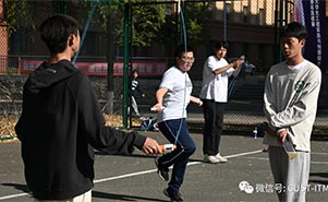 长理圣光机联合学院在东区体育场举办了第一届的秋季跳绳比赛