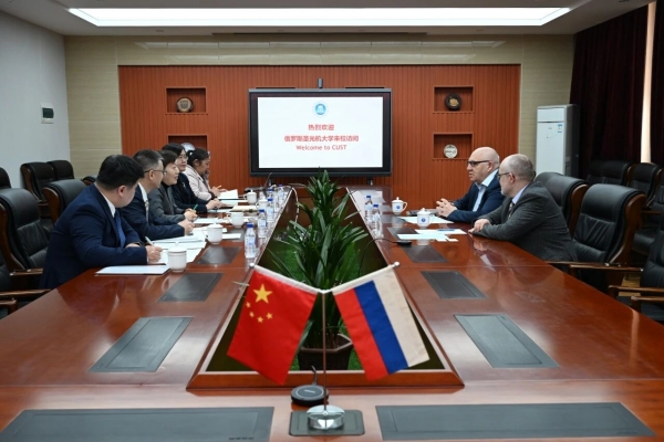 俄罗斯圣光机大学先进系统与数据传输学院院长阿列克谢·罗曼诺夫教授一行访问长理

